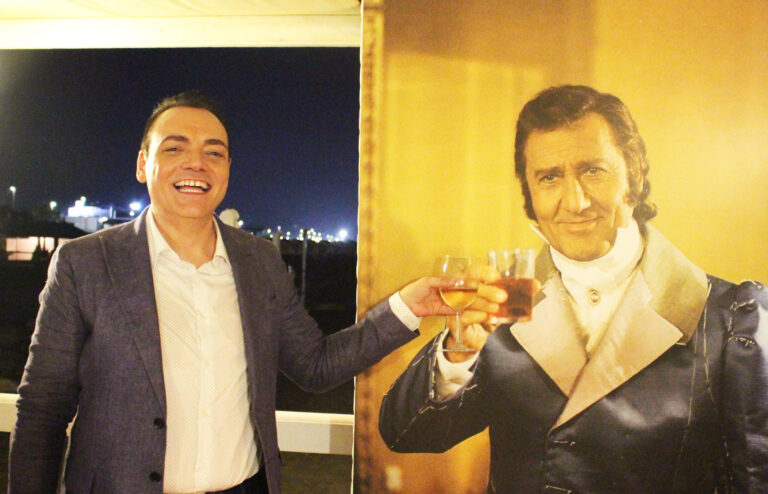 Igor Righetti brinda con suo cugino Alberto Sordi nei panni del Marchese del Grillo